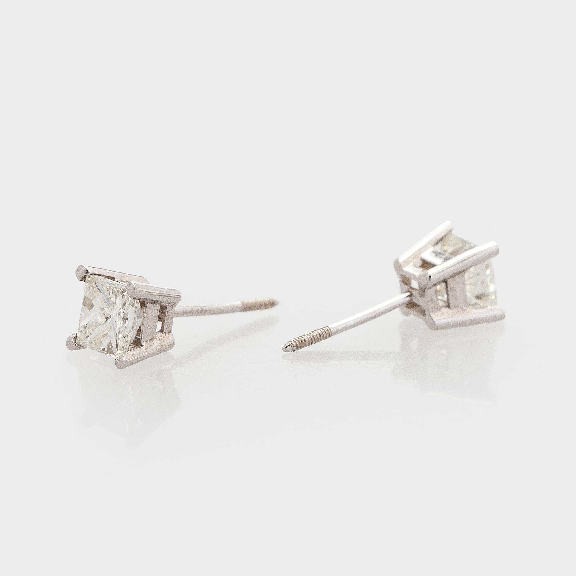 Korvakorut, prinsessihiotut timantit yhteensä noin 1,00 ct, 14K valkokultaa.