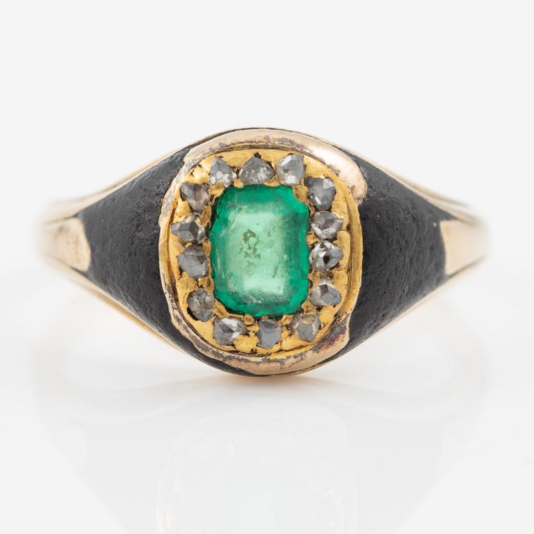 Ring, gold and black enamel with an emerald and rose-cut diamonds. Around the turn of the 20th century.