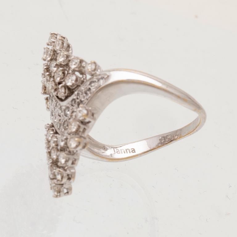 An 18K white gold ring set with round brilliant cut diamonds.