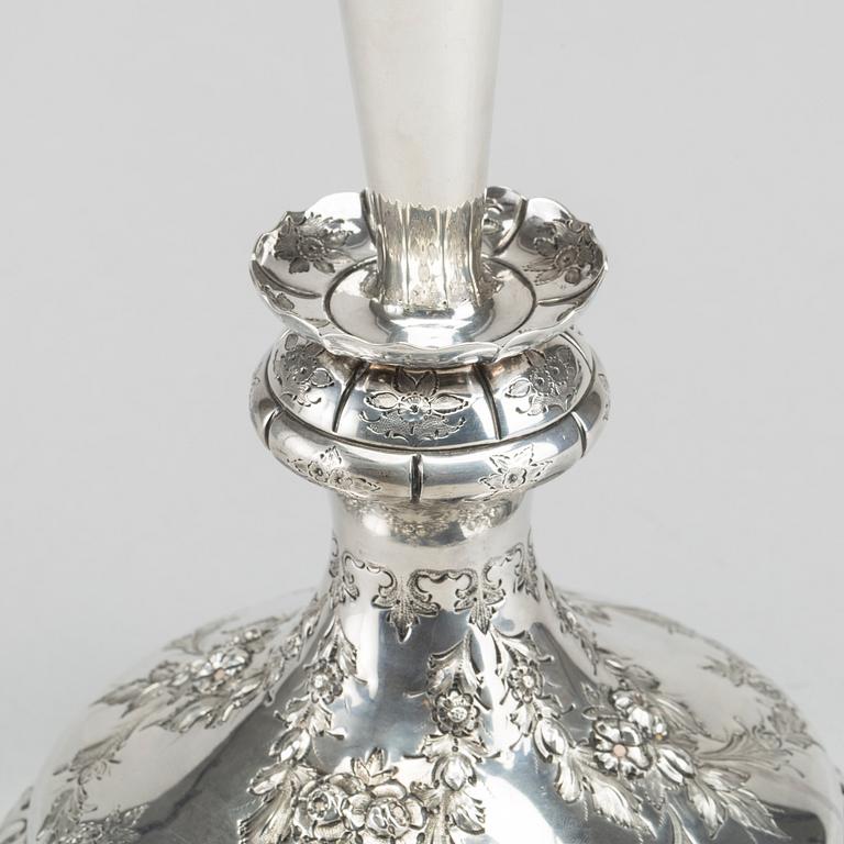 A SILVER VASE FROM SHEFFIELD, England, 19th century, weight ca 490g.