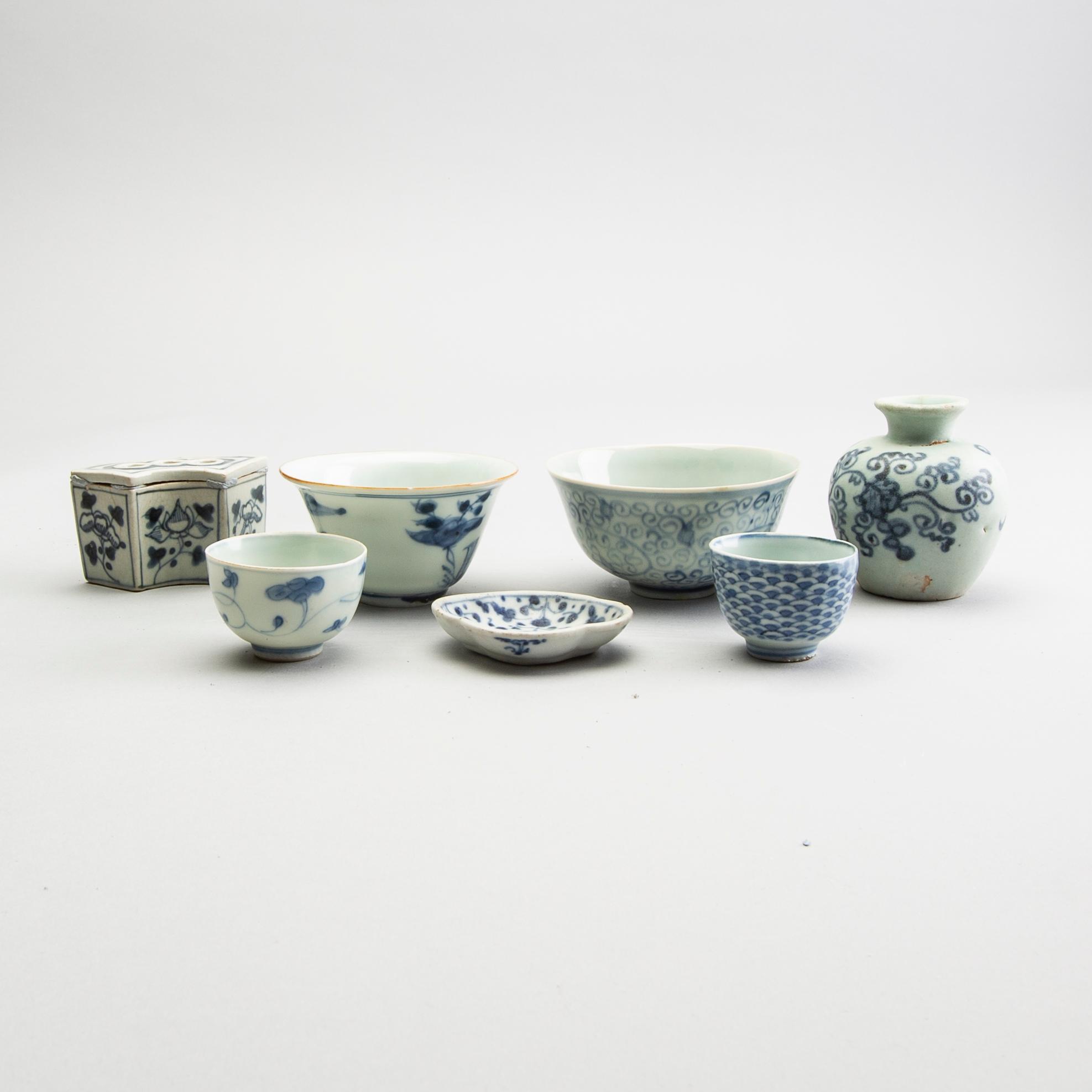 A group of seven blue and white porcelain pieces, some Ming dynasty (1368-1644).