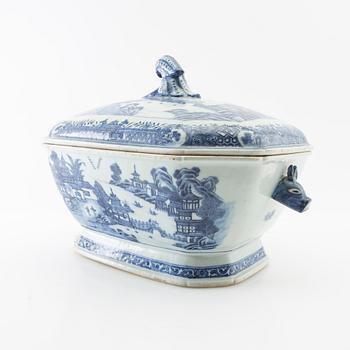 Tureen with lid China Qianlong (1736-95) porcelain.