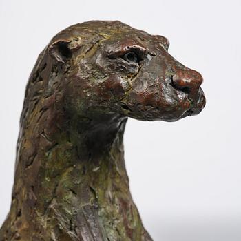 Hamish Mackie, "Standing otter".
