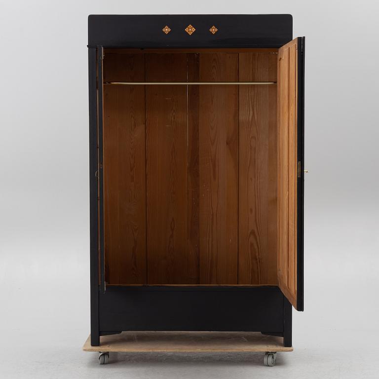 Klädskåp, 1900-talets början.