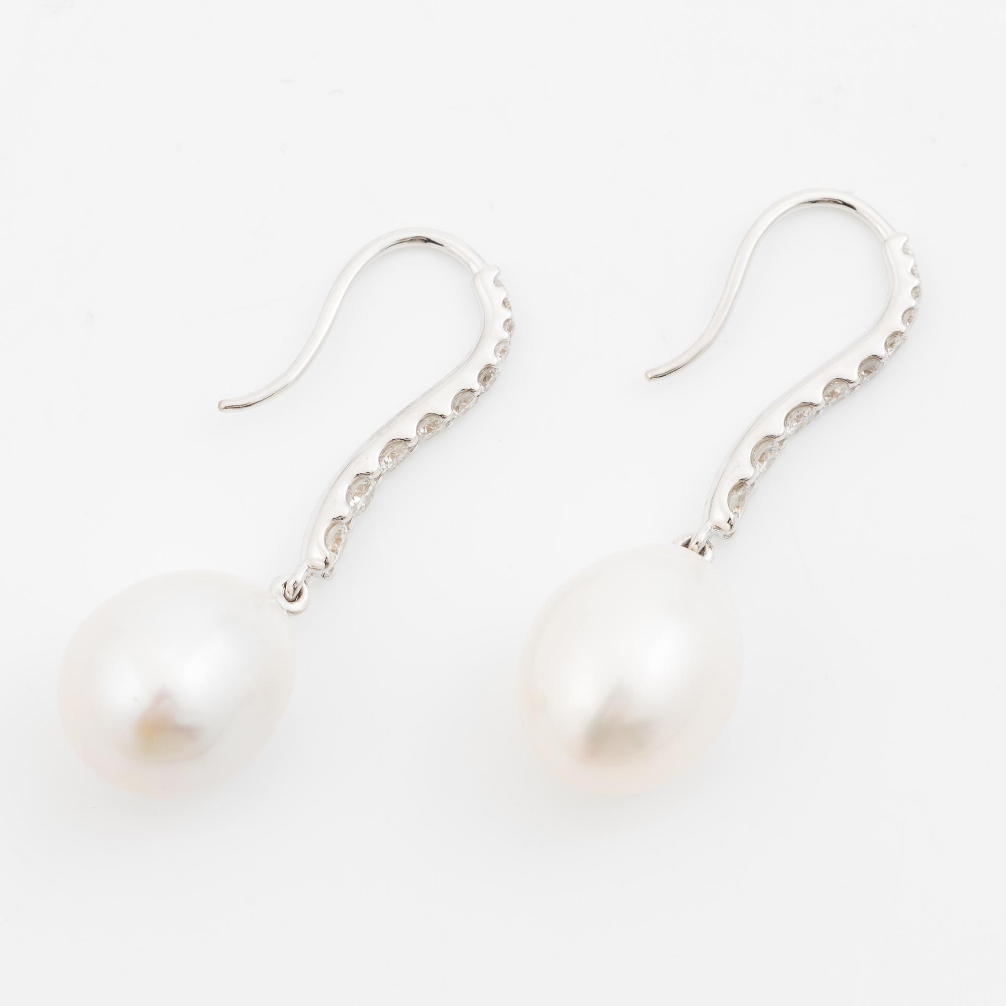 Earrings 18K white gold with cultured pearls and round brilliant-cut diamonds.