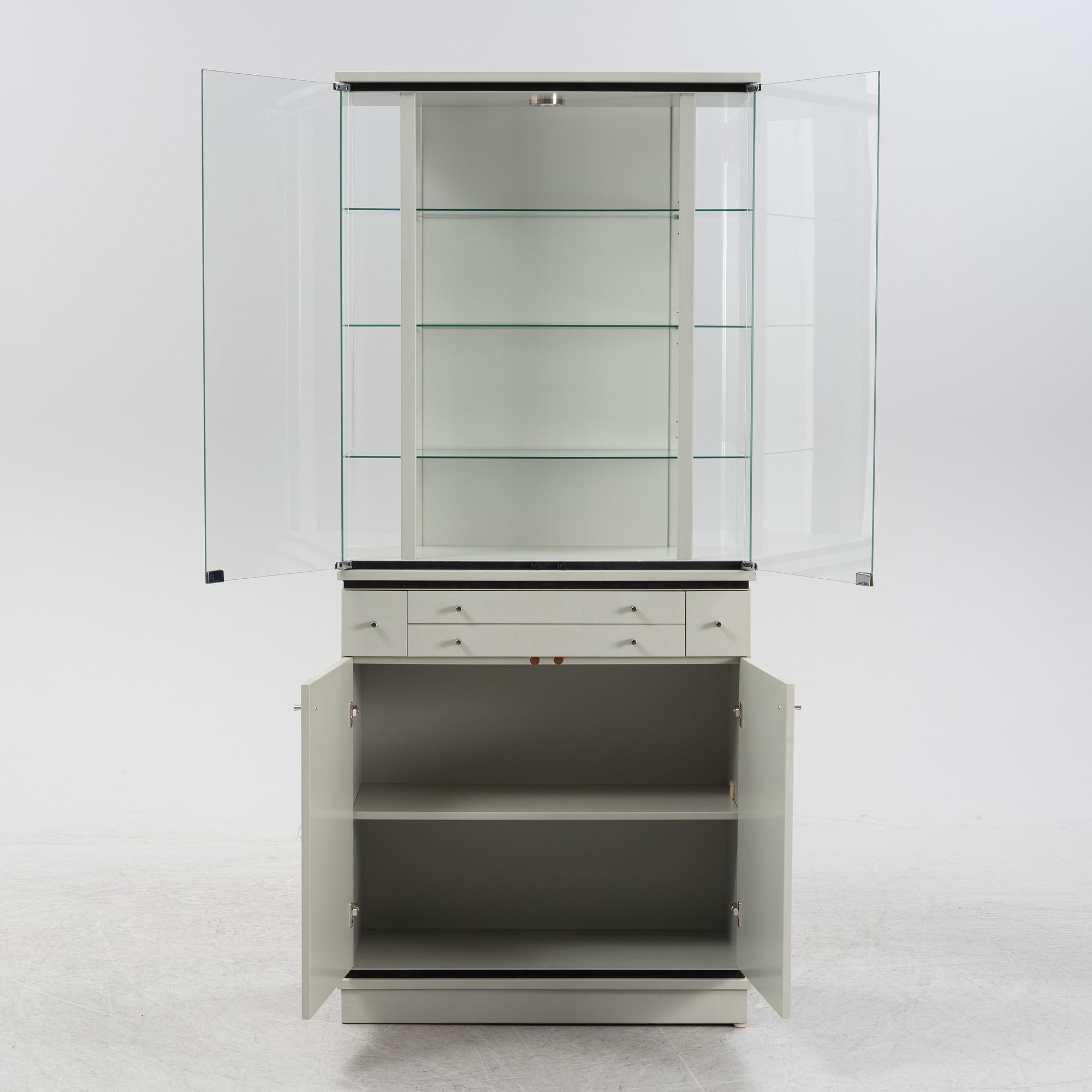 Johan Hellström, vitrinskåp, Effect, Dux, 1900-talets slut.