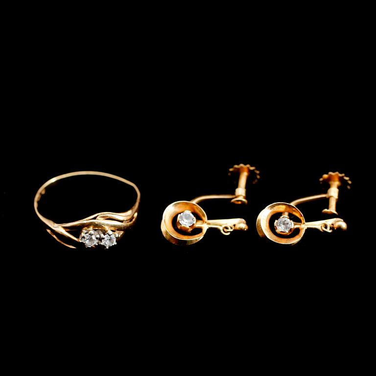 RING SAMT ÖRHÄNGEN, 1 par, 18 k guld med vita stenar. Total vikt ca 4 gram.