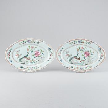 A pair of double peacock dishes, Qing dynasty, Qianlong (1736-95).