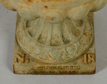 TRÄDGÅRDSURNOR, 1 par, gjutjärn, J&C G Bolinder Stockholm, sekelskiftet 1900.