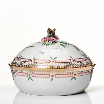 Karott med lock, porslin. Royal Copenhagen, "Flora Danica", Danmark, 1900-tal.