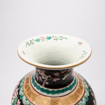 Plate and vase, Famille Verte, China, early 20th century.