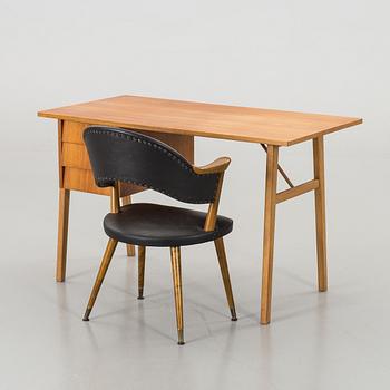 SKRIVBORD MED STOL. 1900-talets mitt.