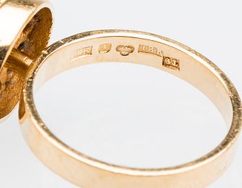 RING, 18 K guld med smaragd, Heribert Engelbert, Stockholm, 1969. Vikt ca 5,3 g.