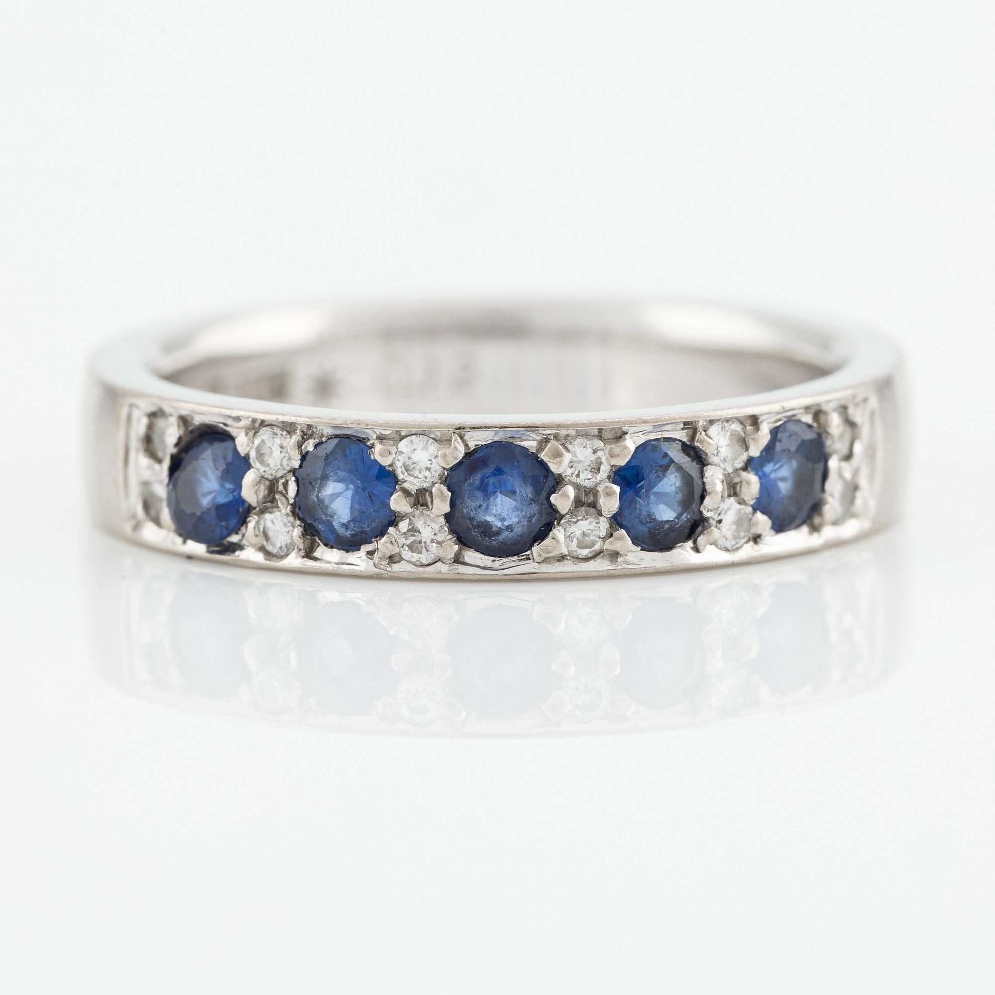 Ring, Strömdahls, 18K white gold with sapphire and brilliant-cut diamonds.