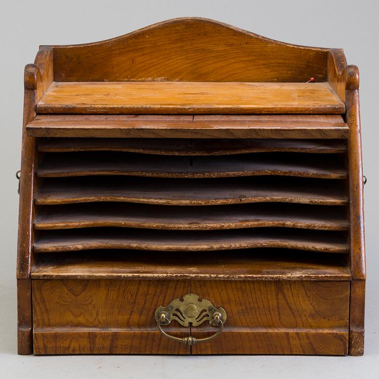 DOKUMENTHÅLLARE / POSTFACK, trä, jugend, 1900-talets första hälft.