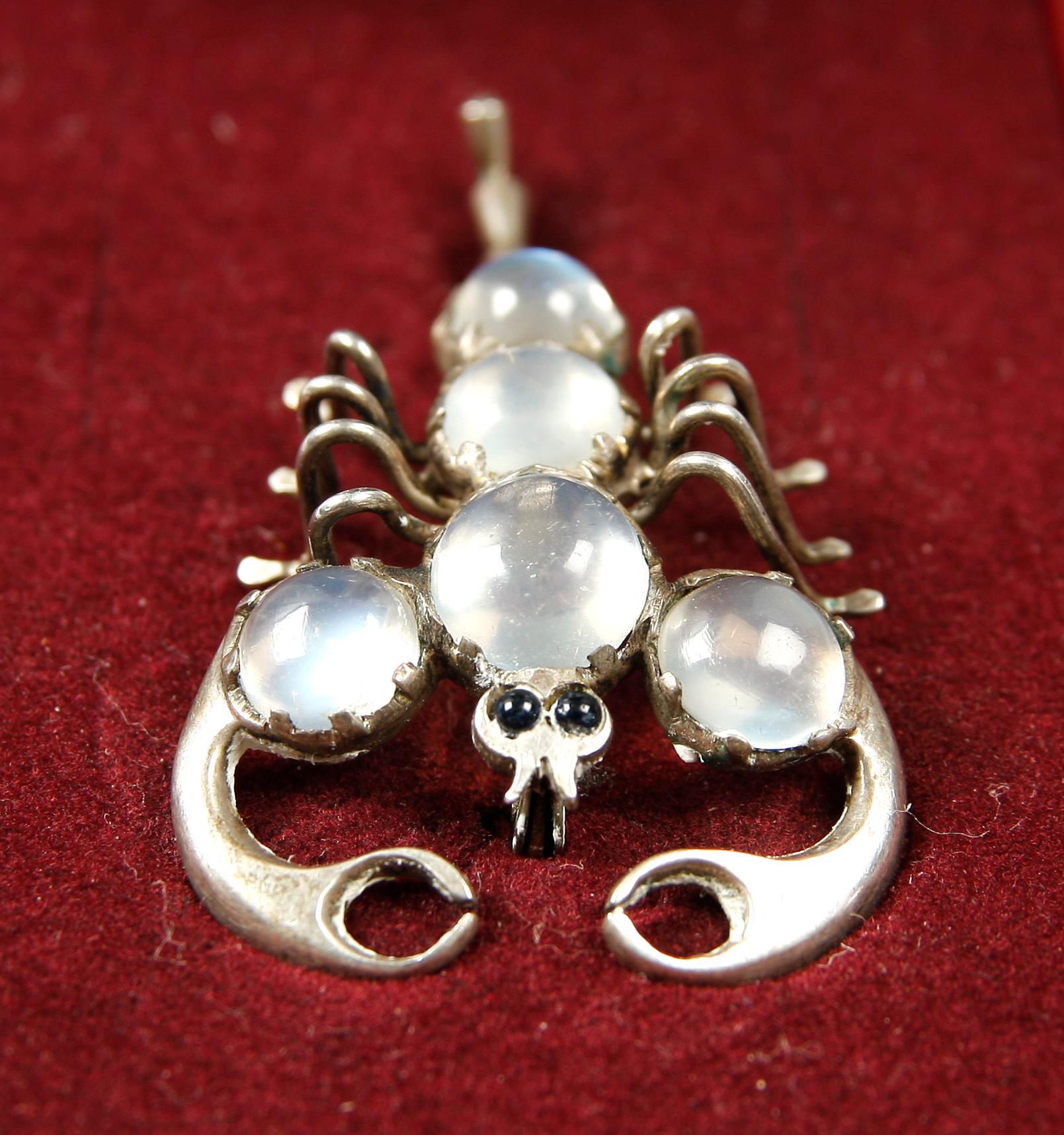 BROSCH, silver och månsten. Jugend, 1900-talets början.