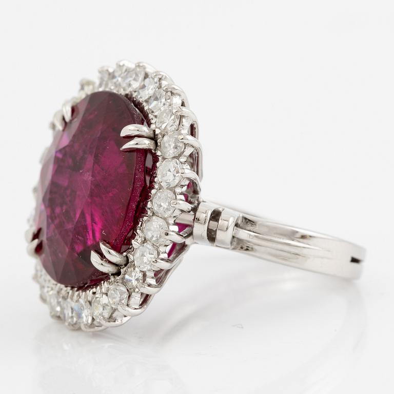 Ring, cocktail ring with rubellite (tourmaline) and octagon-cut diamonds.