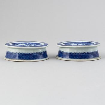A pair of blue and white salts, Qing dynasty, Jiaqing (1796-1820).