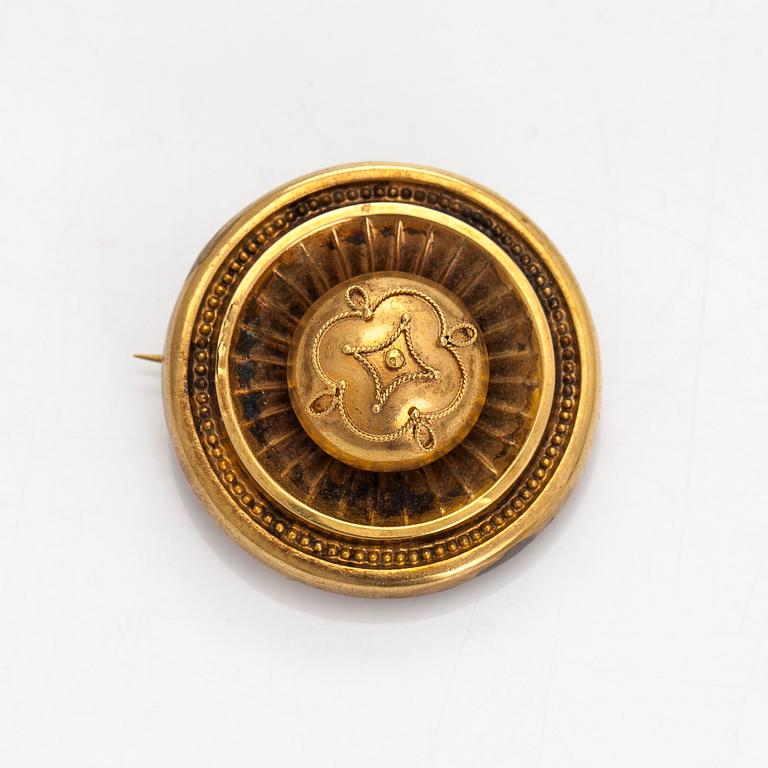 An 18K gold brooch, 19th century.