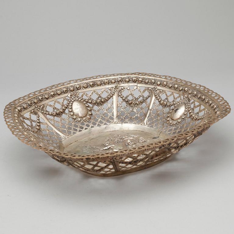 FAT samt SKÅL, silver, bland annat CG Hallberg, Stockholm, 1927. Totalvikt ca 360 gram.