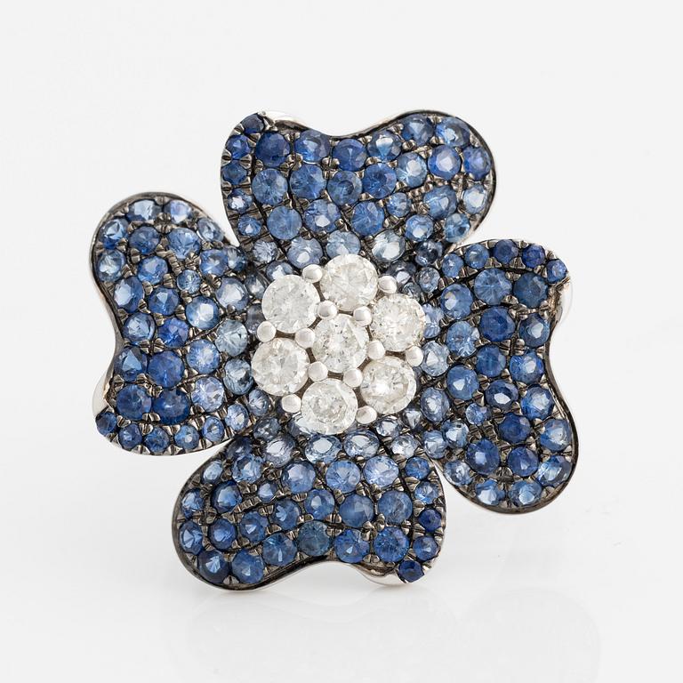 Ring in the shape of a flower with sapphires and brilliant-cut diamonds.