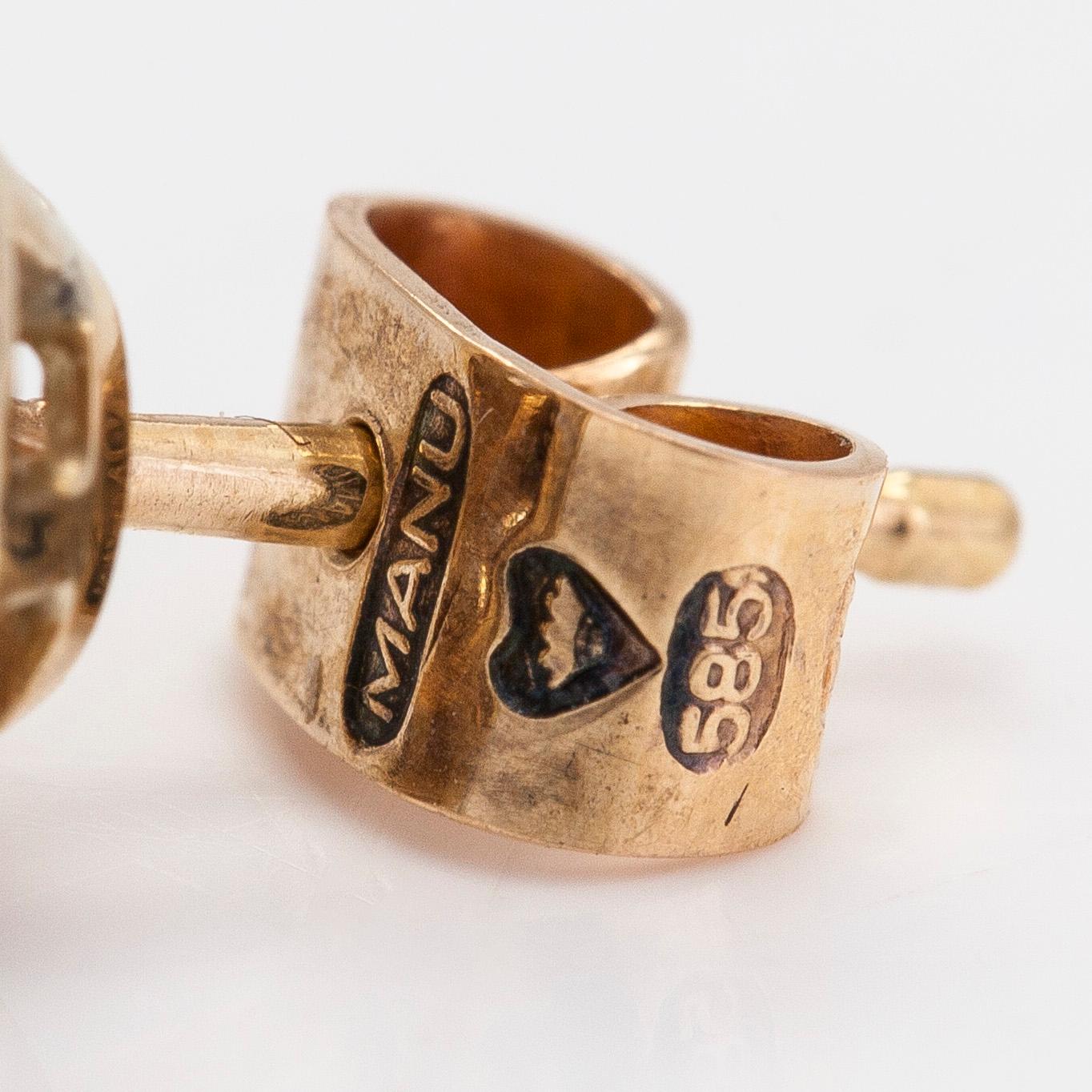 A pair of 14K gold earrings, with brilliant-cut diamonds totalling approximately 1.00 ct. Manu-Koru, Helsinki.