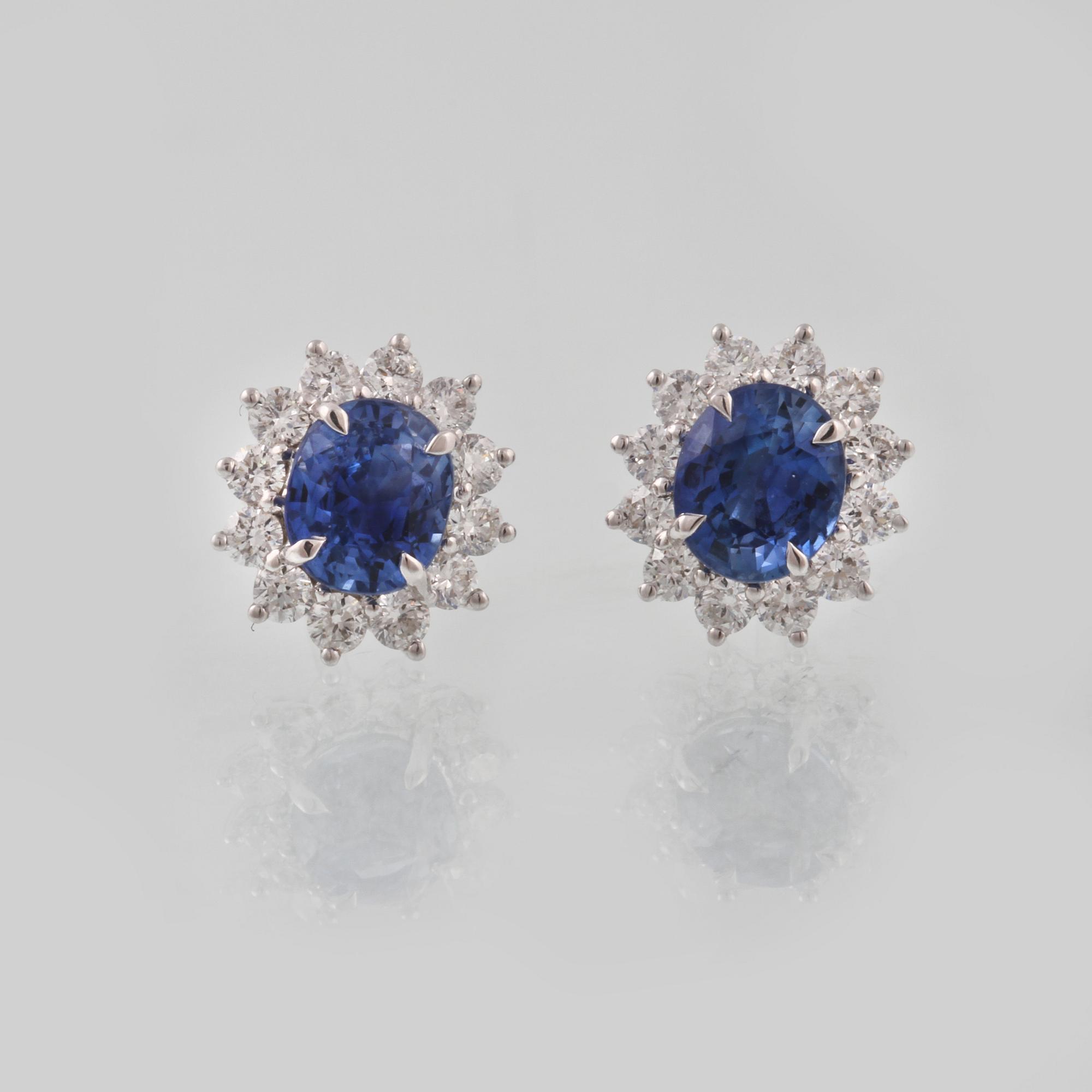 ÖRHÄNGEN, 18K vitguld med ovalslipade blå safirer ca 1.46 ctsamt briljantslipade diamanter ca 0.43 ct. Vikt 2,4 gram.
