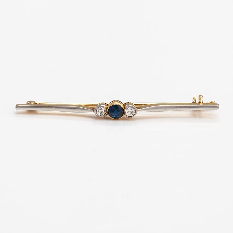 A 17-18K gold brooch with a sapphire and old-cut diamonds ca. 0.40 ct in total.
