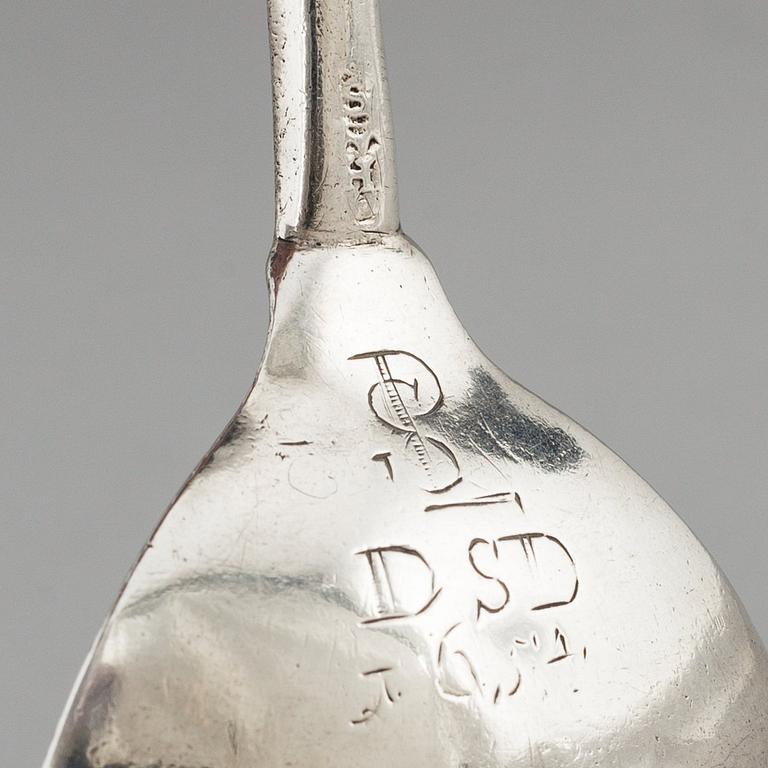 SKED med druvknopp, silver, sannolikt Helle Gullsmed, (verksam i Christiania) 1600-tal.