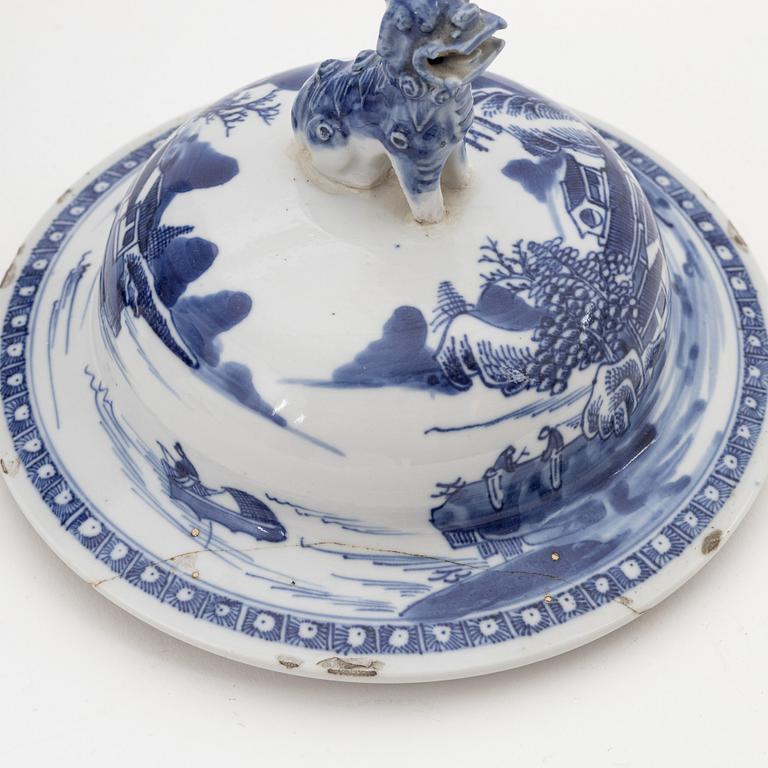 A pair of blue and white Chinese porcelain jars with covers. Qing dynasty, Qianlong (1736-95).