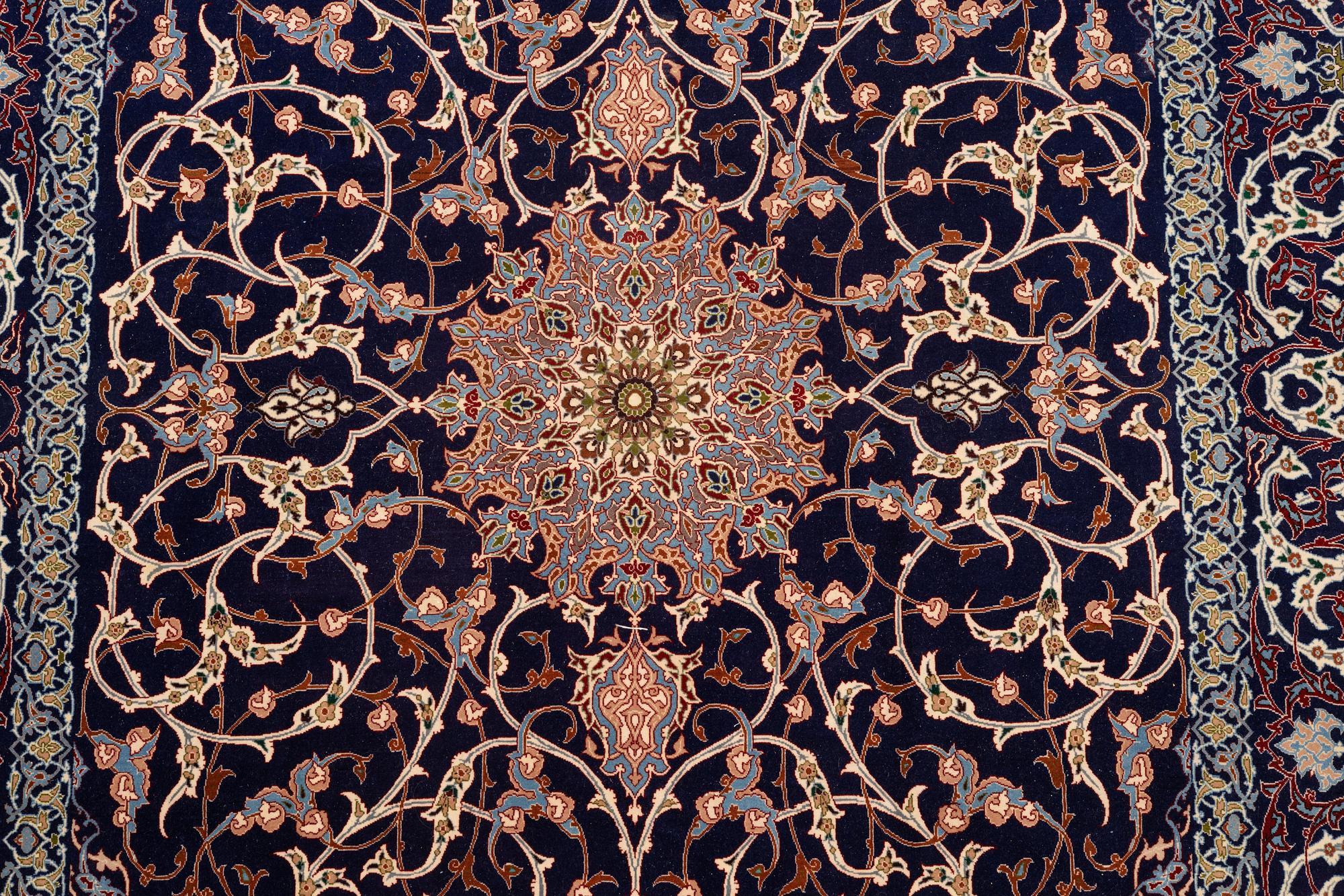 Matta, semiantik Isfahan, signerad Hekmat Nejad, ca 224 x 151 cm (samt 1 respektive 4 cm slätväv på vardera sida).