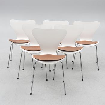Arne Jacobsen, six chairs, "The Seven", Fritz Hansen, 2018.