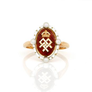 KUNGLIG RING, DROTTNING ALEXANDRA AV STORBRITANNIEN, 14K guld med emalj samt små sötvattenspärlor. Total vikt ca 4,16 g.
