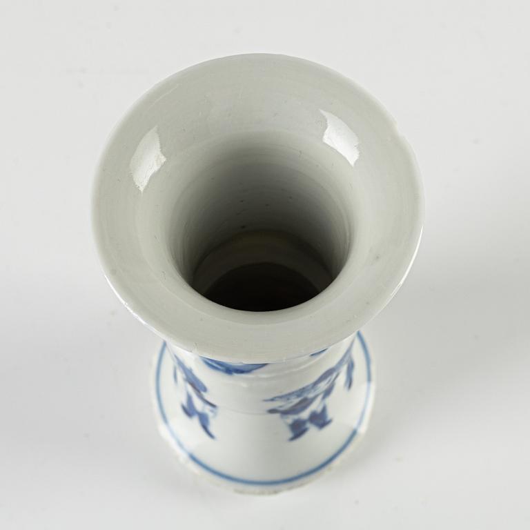 A serving dish, a vase and two lidded bowls, Kina, 18th-19th century.
