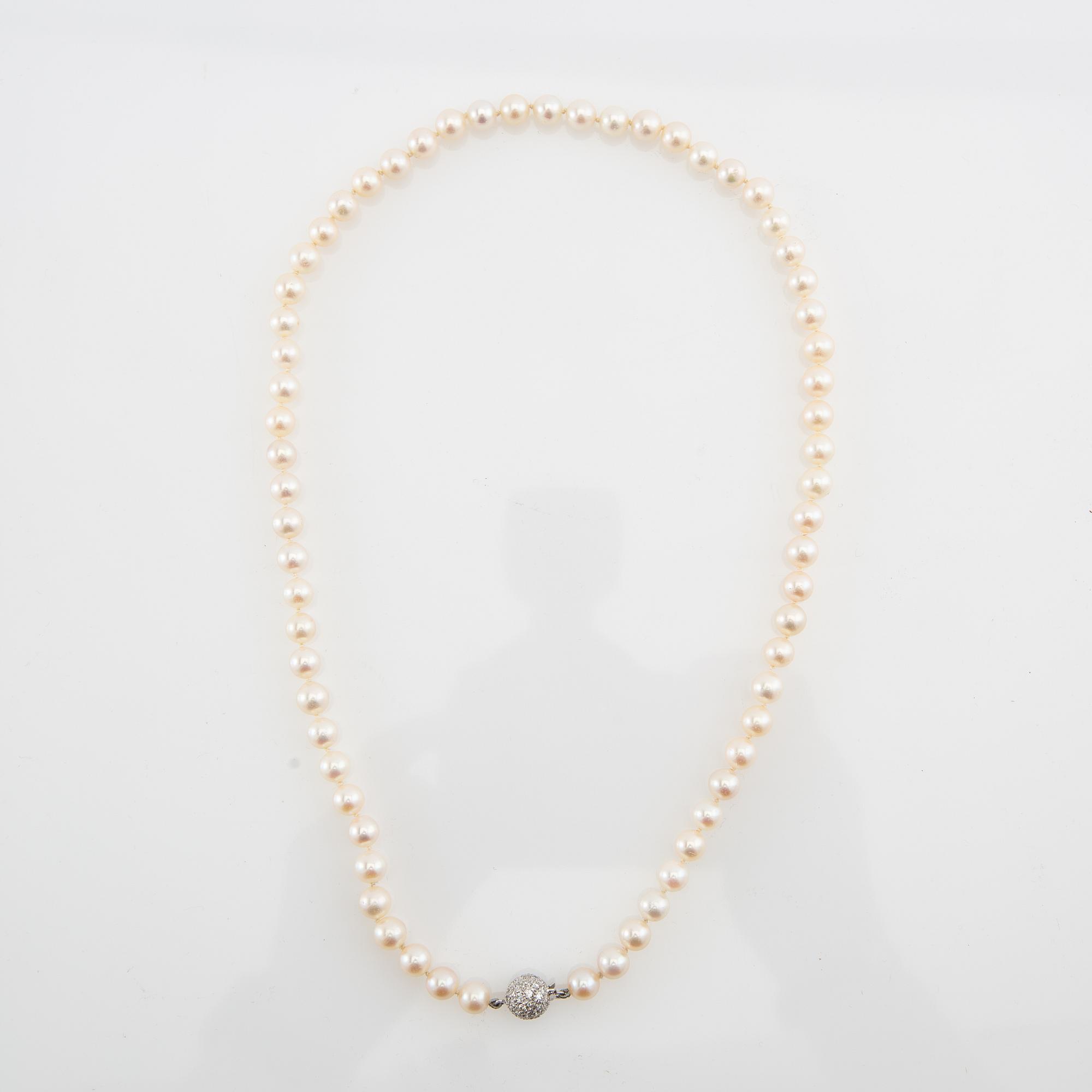 Necklace, cultured pearls, 18K white gold and brilliant-cut diamonds.