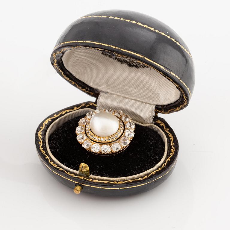 A brooch in 14K gold with a pearl and old-cut diamonds, Russia 1899-1908.