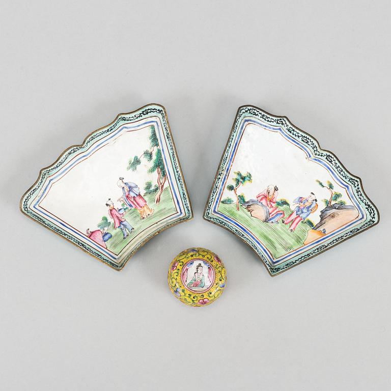 Two enamelled dishes for cabaret and a box with cover, Qing dynasty, 18th/19th century.