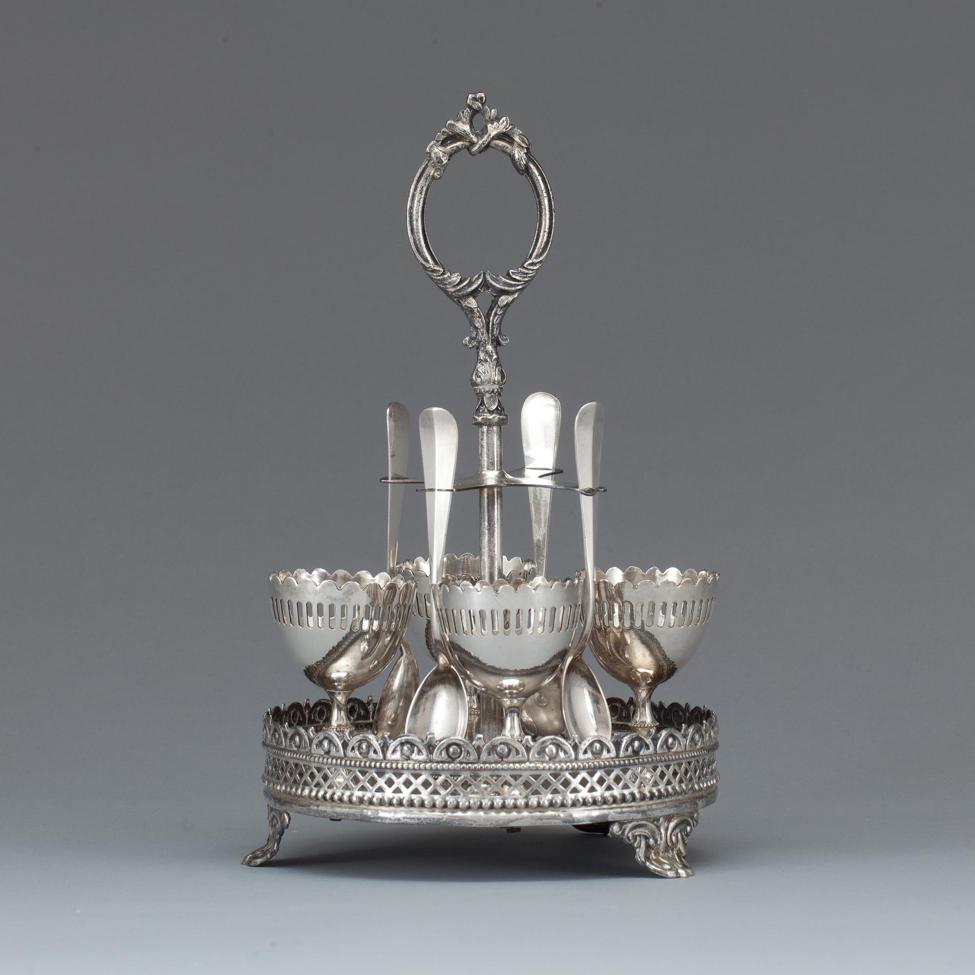 ÄGGKOPPSTÄLL med SKEDAR, vitmetall, Ryssland, omkring 1900.