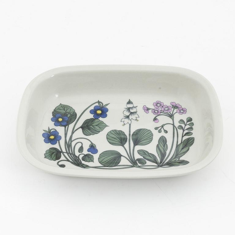 Esteri Tomula, a porcelaine dinner service, 'Flora', Arabia, Finland (56 pieces).