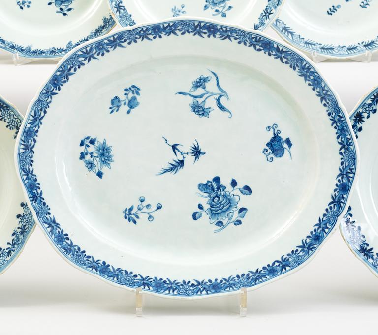 A blue and white dinner service, Qing dynasty, Qianlong (1736-95). (23 pieces).