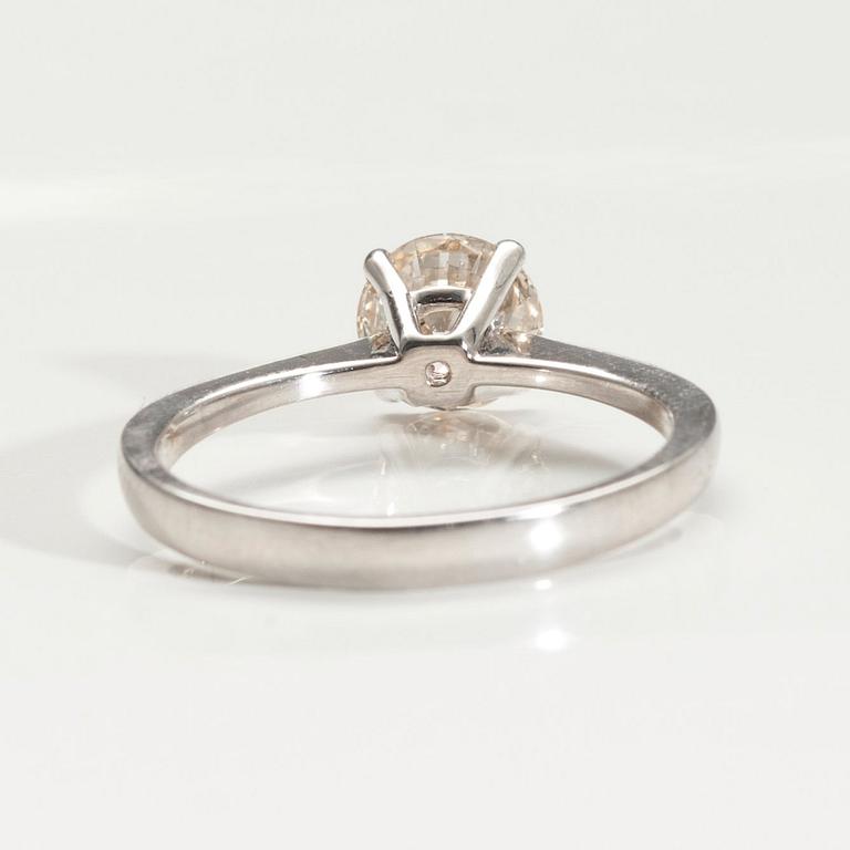 A RING, 18K white gold. Brilliant cut diamond c. 1.06 ct. Tinted/si. Size 17. Weight 2,8 g.