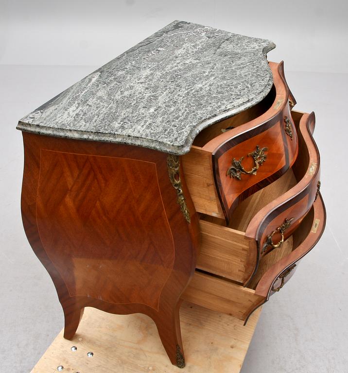 BYRÅ, rokokostil. 1900-tal.