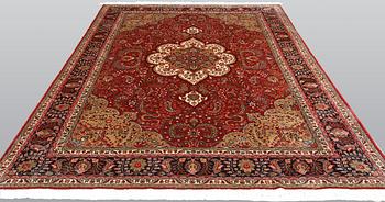 A part silk Tabriz carpet, sk 40 radj, ca 300 x 203 cm.