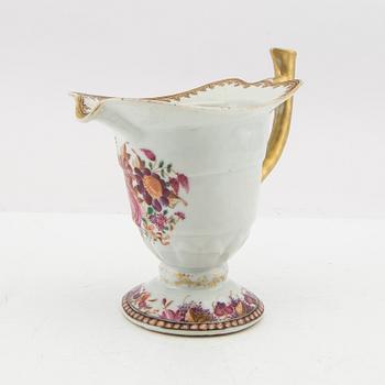 A Chinese export porcelain sauce boat, Qianlong (1736-95).