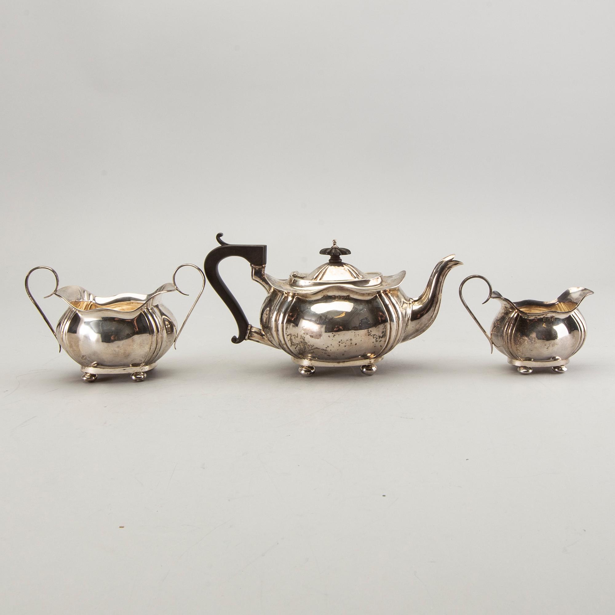 An English 3 pcs silver tea service, Birmingham 1908/09, total weight 570 gr.