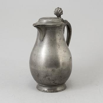 AN 18TH CENTURY  BELGIAN PEWTER WINE JUG.