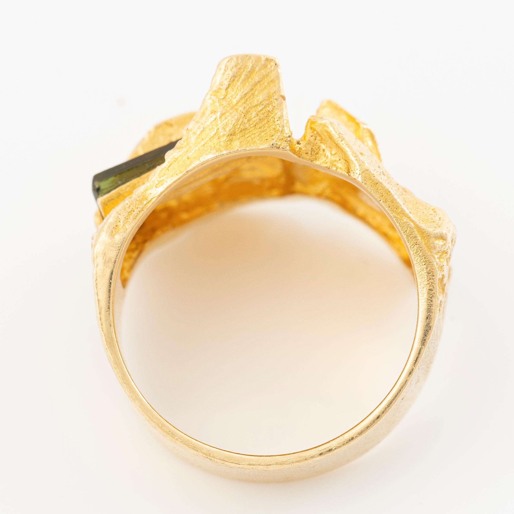Björn Weckström, Ring, “Turmalinbro”, 18K gold and tourmaline. Lapponia.