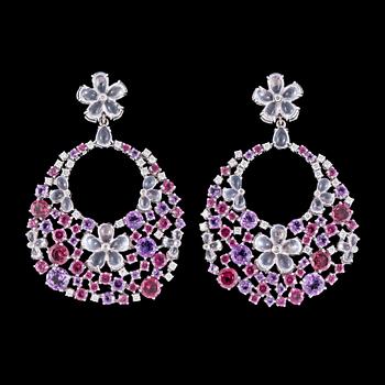 1027. ÖRHÄNGEN, olikfärgade ädelstenar, 21.39 ct, med briljantslipade diamanter, tot. 1.91 ct.