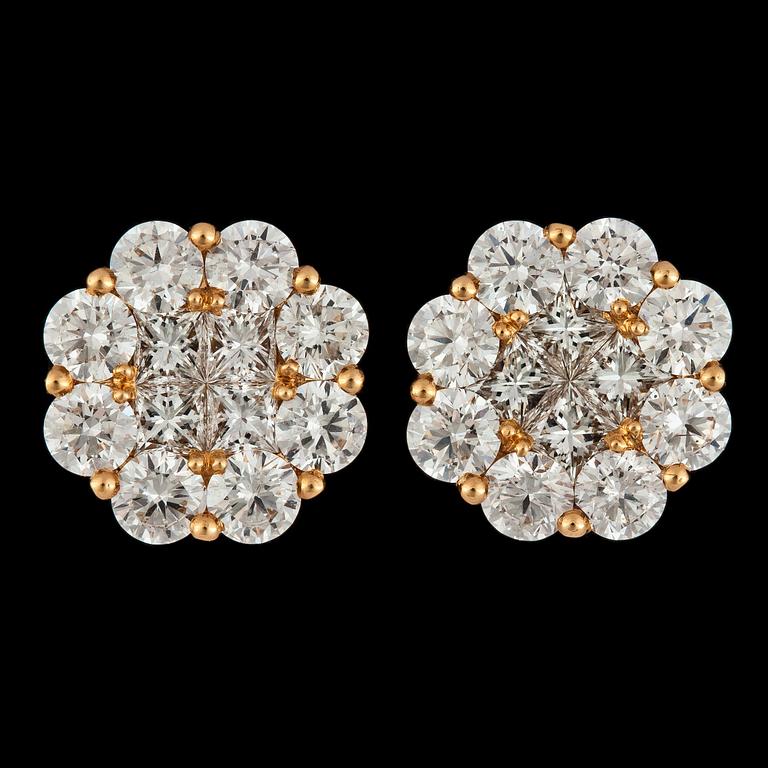 A pair of princess- and brilliant cut diamond earrings, tot. 3.13 cts.