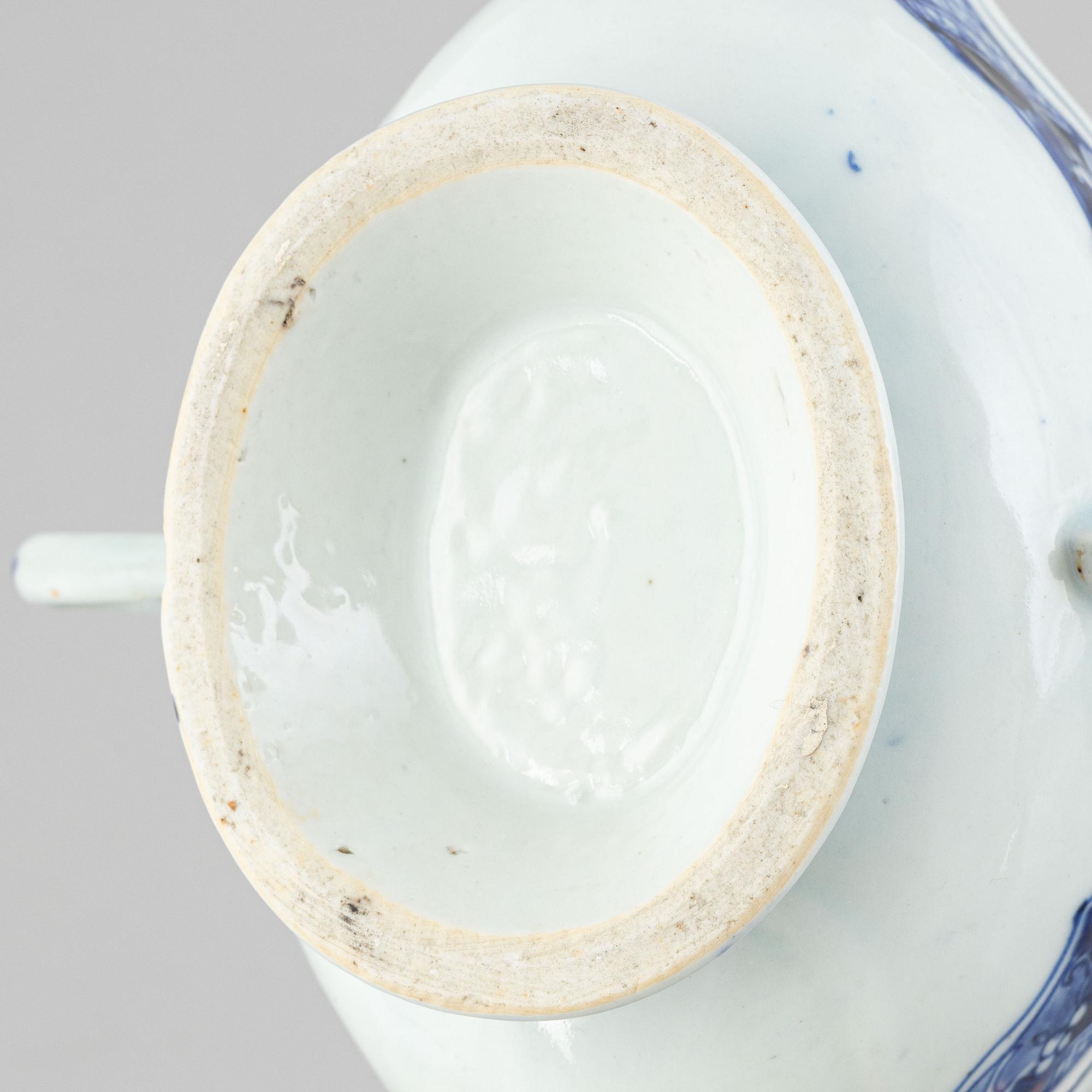 A blue and white export porcelain serving dish and sauce bowl, China, Qianlong, (1736-95).